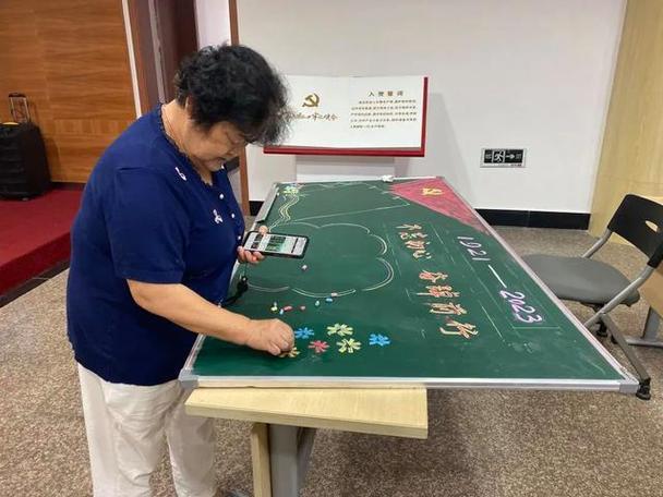 你已chatgpt,闵行这里仍用传统黑板报传递着温暖与关怀